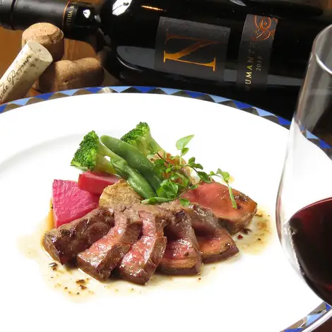 I'm going to treat myself a little today.Transform your ordinary evening into something special with our Kuroge Wagyu beef steak, and enjoy other carefully crafted dishes on the menu as well!