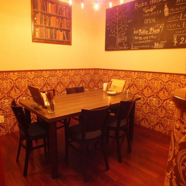 店内奥の半個室風なテーブル席は最大8名様までご利用いただける人気席☆落ち着ける雰囲気で会社宴会や各種パーティーにおすすめです♪