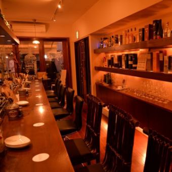 本店最棒的地方就是中央吧台座位！您可以在吧台慢慢享用美食。