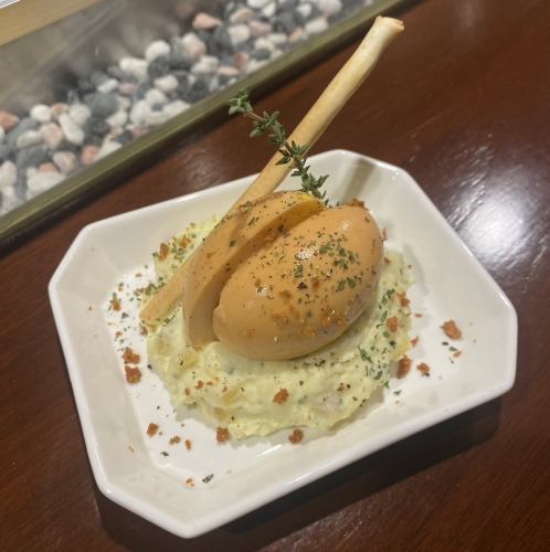 スモーキーポテトさらだ 燻製半熟卵のせ