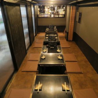 炭烤烤鸡肉串等8道菜品和店长推荐的「风见鸡肉套餐」，附带120分钟无限畅饮4,000日元（含税）