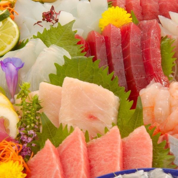 生魚片拼盤、炭烤串等9道菜的“豪華套餐”，附120分鐘無限暢飲4,500日圓（含稅）