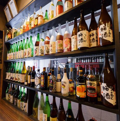 通路、壁一面にお酒がズラリとならんでます。