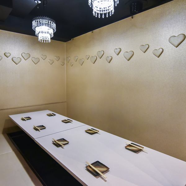 【女子会や少人数でのお集まりに】シャンデリアのお洒落個室★8名様までご利用頂ける個室のゆったりプライベート空間で沢山飲んで、沢山食べて、沢山おしゃべりを♪見た目の鮮やかな大人気舟盛り!!梅酒に果実酒、カクテルも種類豊富に取り揃えております。詳細は、TELにて要確認