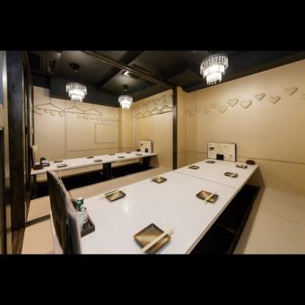 4名様~16名様個室。人数に合わせて、個室空間でご案内可能。