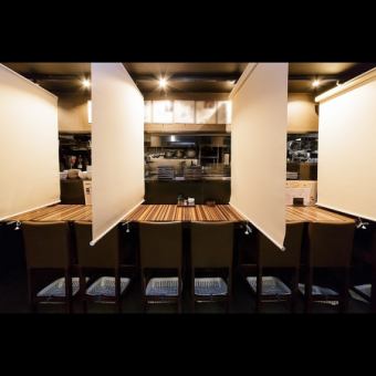 カウンター席は充実の8席となっております。お隣同士を仕切れるようになっておりますので、個室感覚でお過ごしいただけます。