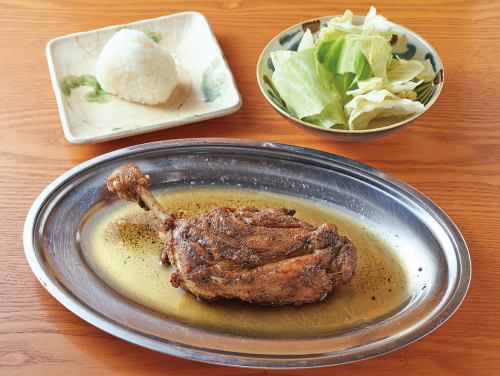 A specialty of Marugame, Kagawa Prefecture! Flavored grilled chicken on the bone with fresh cabbage