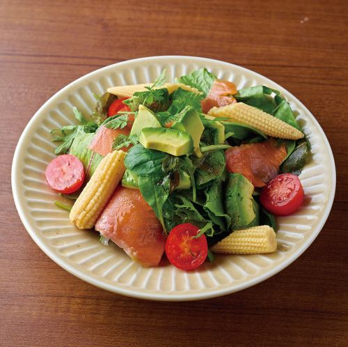 スモークサーモンとアボカドのサラダ