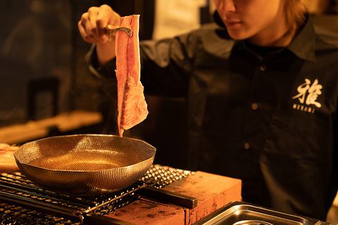【深受县外人欢迎】品尝松叶味噌烤岐阜猪和名古屋米饭。