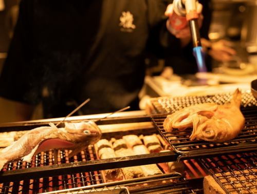 Bring out the flavor of the ingredients! Robatayaki is a specialty of the restaurant, grilled using expert techniques.