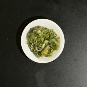 Green chili peppers/sliced garlic
