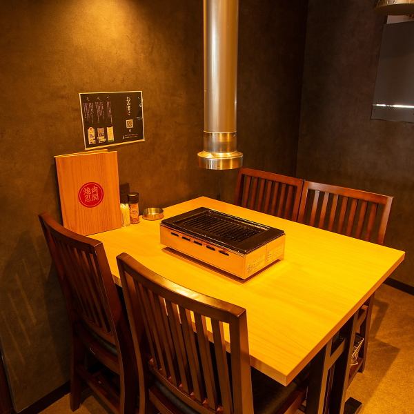 【梅田で焼肉なら-忍鬨-】店内は広々とした空間んで4名様テーブルが３つ、6名様テーブルが１つと会社のご宴会や貸し切りなどにもご利用いただけます◎もちろん少人数のママ会や、女子会、ご家族とのご利用にもお立ち寄りください♪