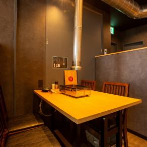 [Table seating for 4] This relaxing table for 4 is a popular space for people after work or with friends! You can enjoy a lively meal with friends or a small group!