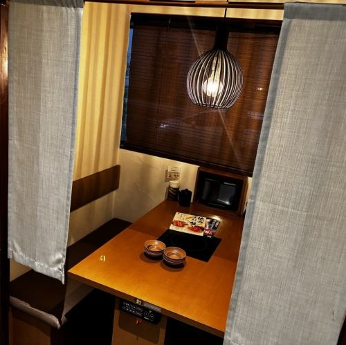 <p>ゆったり過ごせる半個室！他のお客様を気にせず、ゆったりとお食事を楽しみたい方には半個室のお席がおすすめです♪ご家族にも◎仕切りのある落ち着いた空間で、厳選した鮮度の高いお肉や、旬の野菜を心ゆくまでご堪能ください。</p>