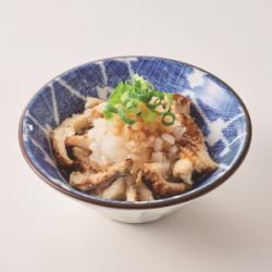 烤鸡皮配白萝卜丝和柚子醋
