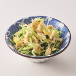 用豌豆苗和豆芽制成的凉拌菜