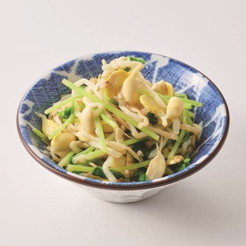 用豌豆苗和豆芽制成的凉拌菜