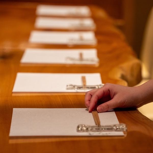 At the counter seats, you can enjoy yakitori grilled right in front of you, food in a relaxed atmosphere, and drinks.It's conveniently located in Ichibancho, making it the kind of shop you'll want to drop in at on your way home from work.Please feel free to stop by even if you are alone.