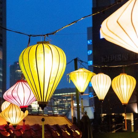 The lanterns, available only at this time of year, create an extraordinary atmosphere. Perfect for dates and girls' nights out.