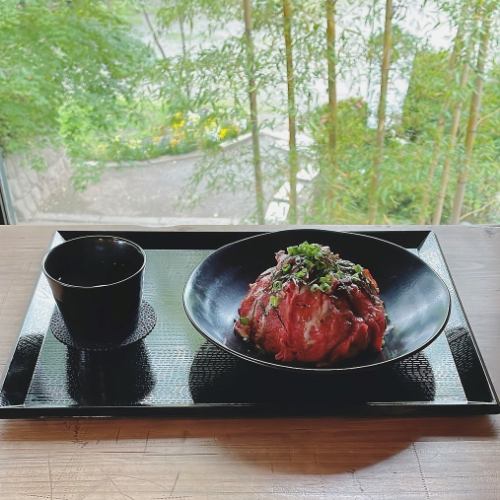Hatsusetsudo's special roast beef bowl