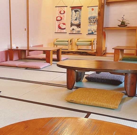 It has tatami mats and a relaxing Japanese atmosphere.There are tables and tatami rooms, as well as private rooms.You can use it in a variety of situations, including for lunch or as a cafe with your family or friends. Please come and have a great time.