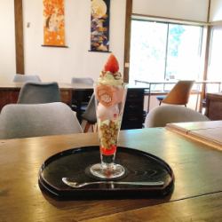 苺ティラミスパフェ