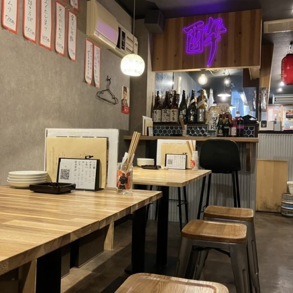 《お洒落なテーブル席はみんなでワイワイと♪》お洒落な店内のテーブル席は広々空間。仕事帰りの飲み会や女子会など様々なシーンでご利用頂けます。利用シーンに合わせてご活用下さい。