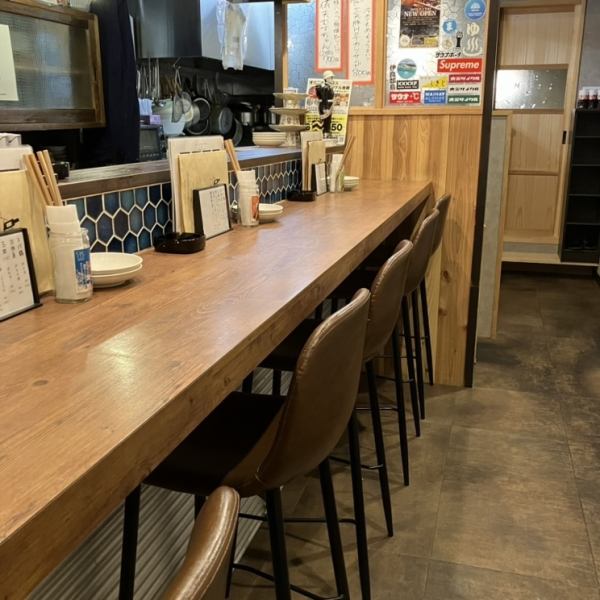 《カウンターは店員さんとの会話が弾む特等席》カウンターは店員さんとの会話が弾む特等席です。お一人様でも大歓迎！気さくな店員さんがお出迎え致します！