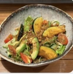 本日の彩りお野菜サラダ ～自家製玉ねぎドレッシング～