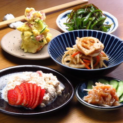 Various snacks, daily fresh fish sashimi, etc.