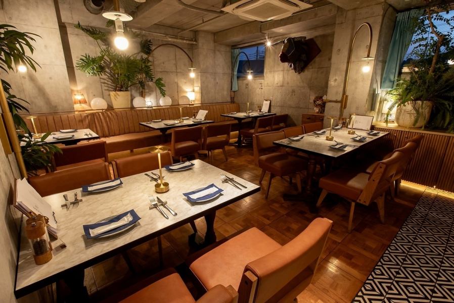 本格ステーキビストロを気軽にお楽しみいただけます。リラックスいただけるよう落ち着きのあるインテリアを揃え、開放的な空間を演出。ランチからディナーまで照明にもこだわっております。