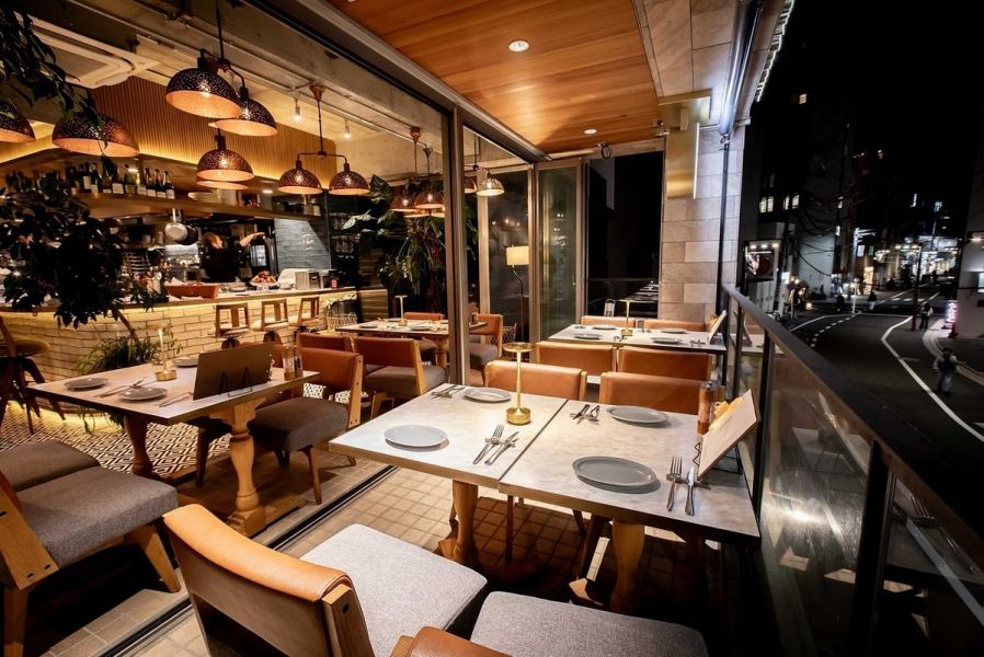 開放的なテラス席もお薦め。気持ちのいいお出かけ時間に、当店でひと休みはいかがですか？こだわりの自家焙煎オーガニックコーヒーなどお楽しみいただけます。