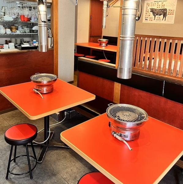 【最大32名まで!】当店では、少人数から大人数まで幅広く対応し、最大32名様までの貸切利用が可能です。宴会や打ち上げ、仲間内の集まりにもぴったり◎4名様から使えるお得なクーポンもご用意しているので、コスパ良く楽しめます。にぎやかなひとときを、ぜひ当店でお過ごしください♪