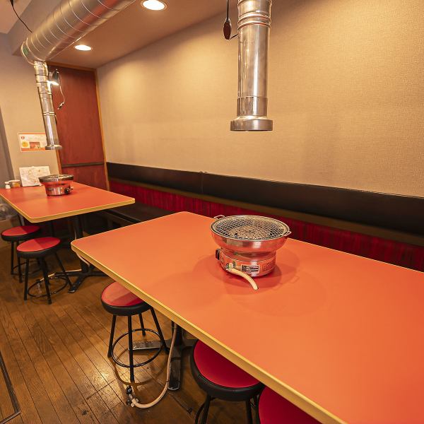 【最大32名まで!】当店では、少人数から大人数まで幅広く対応し、最大32名様までの貸切利用が可能です。宴会や打ち上げ、仲間内の集まりにもぴったり◎4名様から使えるお得なクーポンもご用意しているので、コスパ良く楽しめます。にぎやかなひとときを、ぜひ当店でお過ごしください♪