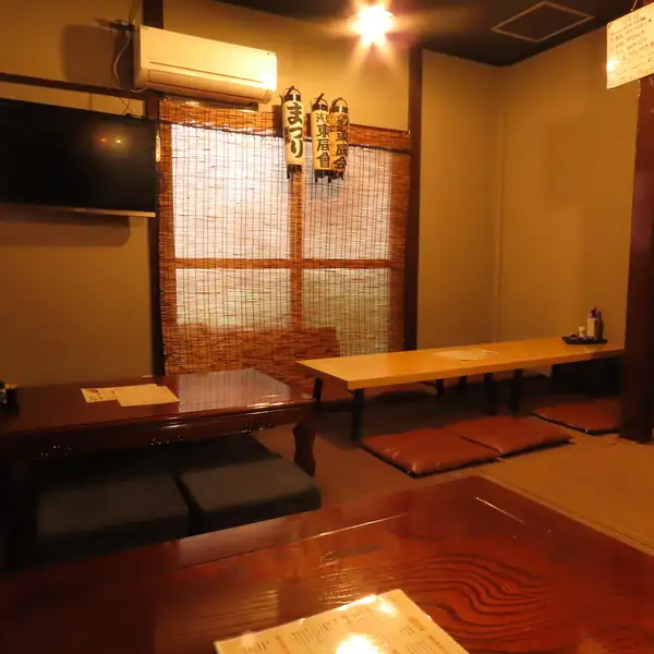 【足を伸ばしてくつろげる個室席】店内奥には、周りを気にせずゆったりと過ごせる個室席をご用意しております!プライベート感たっぷりなので、ご家族でのお食事や女子会、ちょっとしたお集まりに人気。ご希望の際はお早めにお電話にてご相談ください。