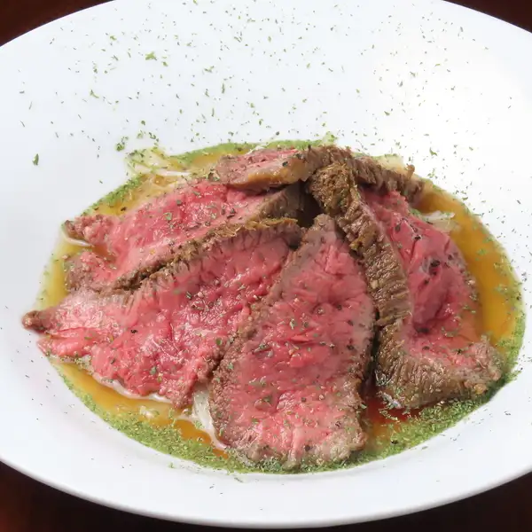 【自家製ソースが決め手】肉の旨味を凝縮!厳選した『A5ランク和牛のたたき』