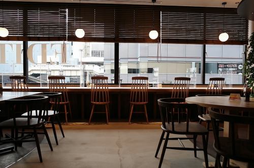In a calm atmosphere, why not have a special meal or cafe time than usual?Because it is a wide table seat, it is wide and convenient even when using the course.It can accommodate up to 10 people.