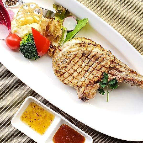 [Only available on Saturdays, Sundays, and holidays] Grilled black pork tomahawk♪