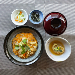 越の鶏と思い出たまごの親子丼