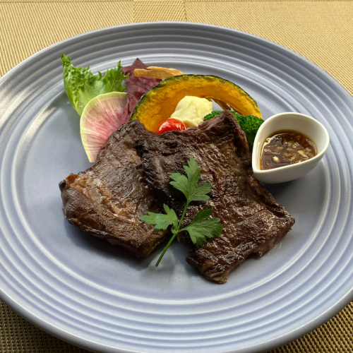 <p>週末限定メニュー「牛ハラミステーキ」サラダ・デザート・ドリンクビュッフェ付き♪2500円</p>