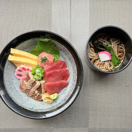 まぐろ3種丼とそばセット