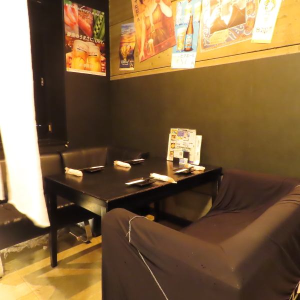 【ソファー席】店内奥には落ち着いた雰囲気が漂う片側ソファーのテーブル席をご用意。誕生日など特別な日のご利用におすすめ。心安らぐ空間でゆったりと食事をお楽しみ頂けます。ソファー席を希望される場合はご予約の際お申し付けください。