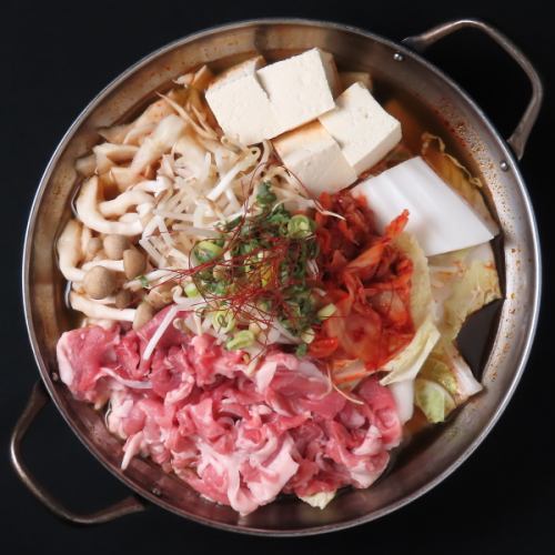 鍋専門店「十椎」では、もつ鍋、水炊き、豚辛鍋など、こだわりの鍋料理をお届け致します。