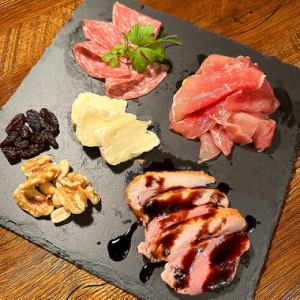 前菜の盛り合わせ（生ハム・合鴨・サラミ・チーズ）