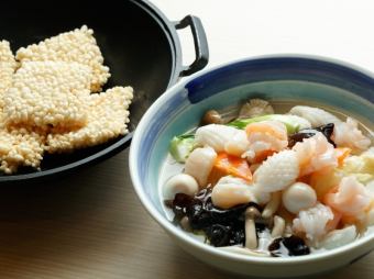 Seafood hot pot / seafood scorched rice