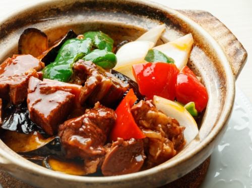 Beef ribs and eggplant stewed in a hot clay pot Beef south eggplant