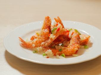 Crispy fried shrimp with pepper salt flavor