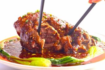 魚香肘子/豪快、骨付きまるごと塊豚肘肉の甘辛煮込み