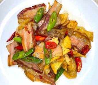 自家製●肉炒芋皮 /干し豚肉とサツマイモ粉のピり辛炒め※●=月へんに右は昔 月昔で一文字