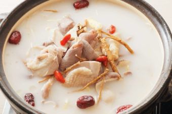 薬膳肚子鶏/ホルモンと鶏の薬膳鍋